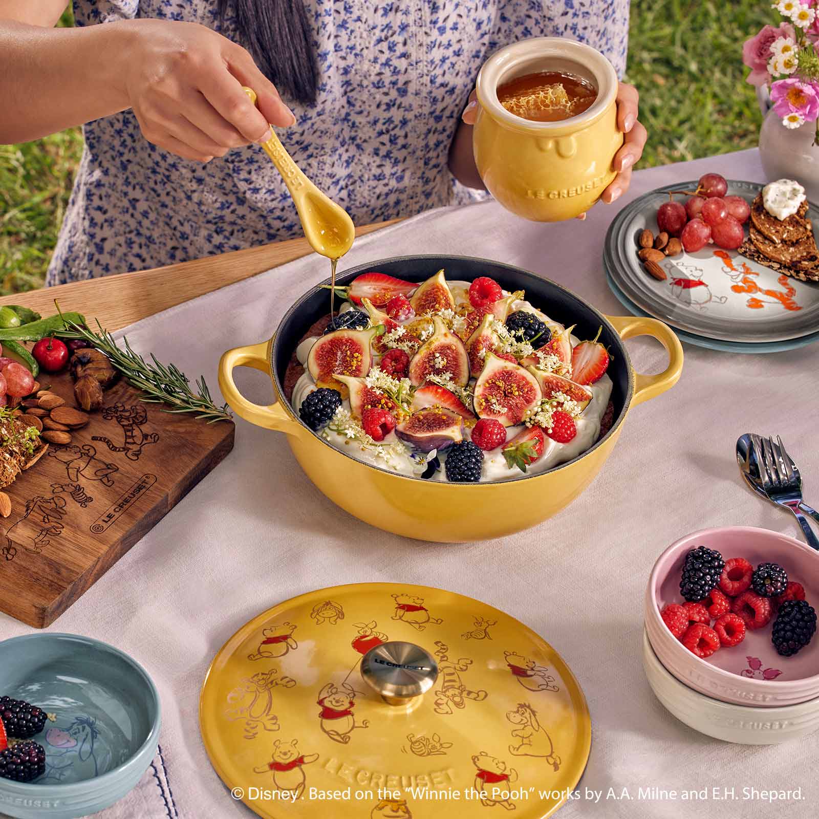 Set of 4 Winnie the Pooh Manila Round Plate image number 8