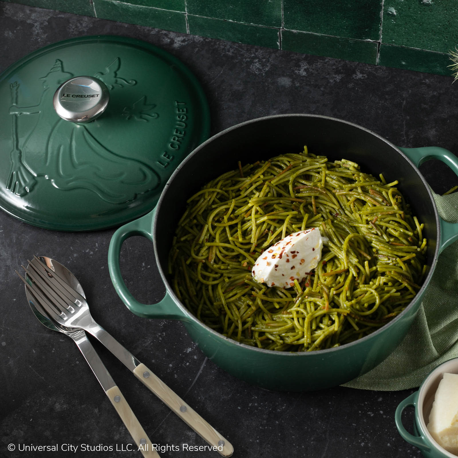 Wicked Collection Signature Round Oven with Elphaba Relief image number 7