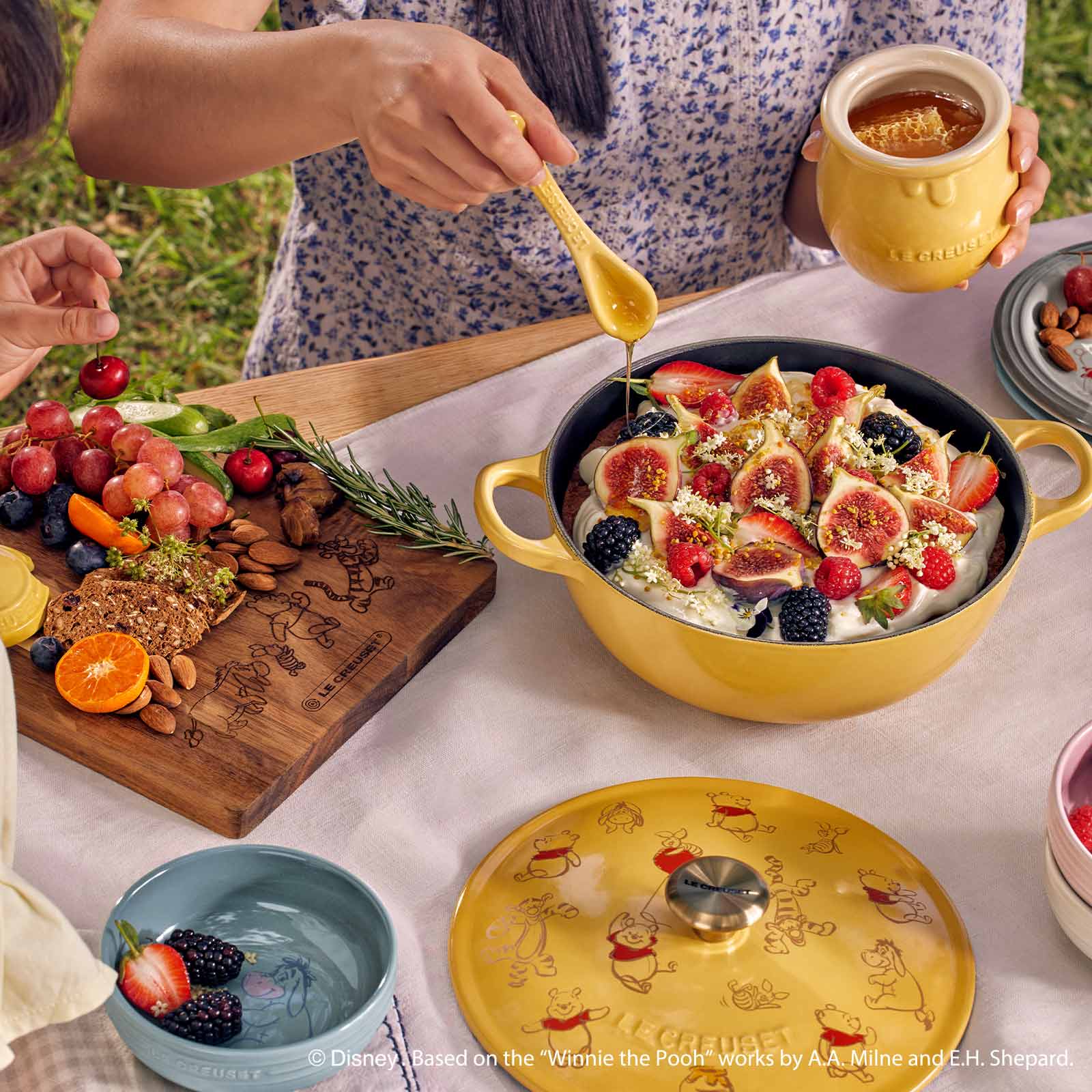 Set of 4 Winnie the Pooh Manila Round Dish image number 8