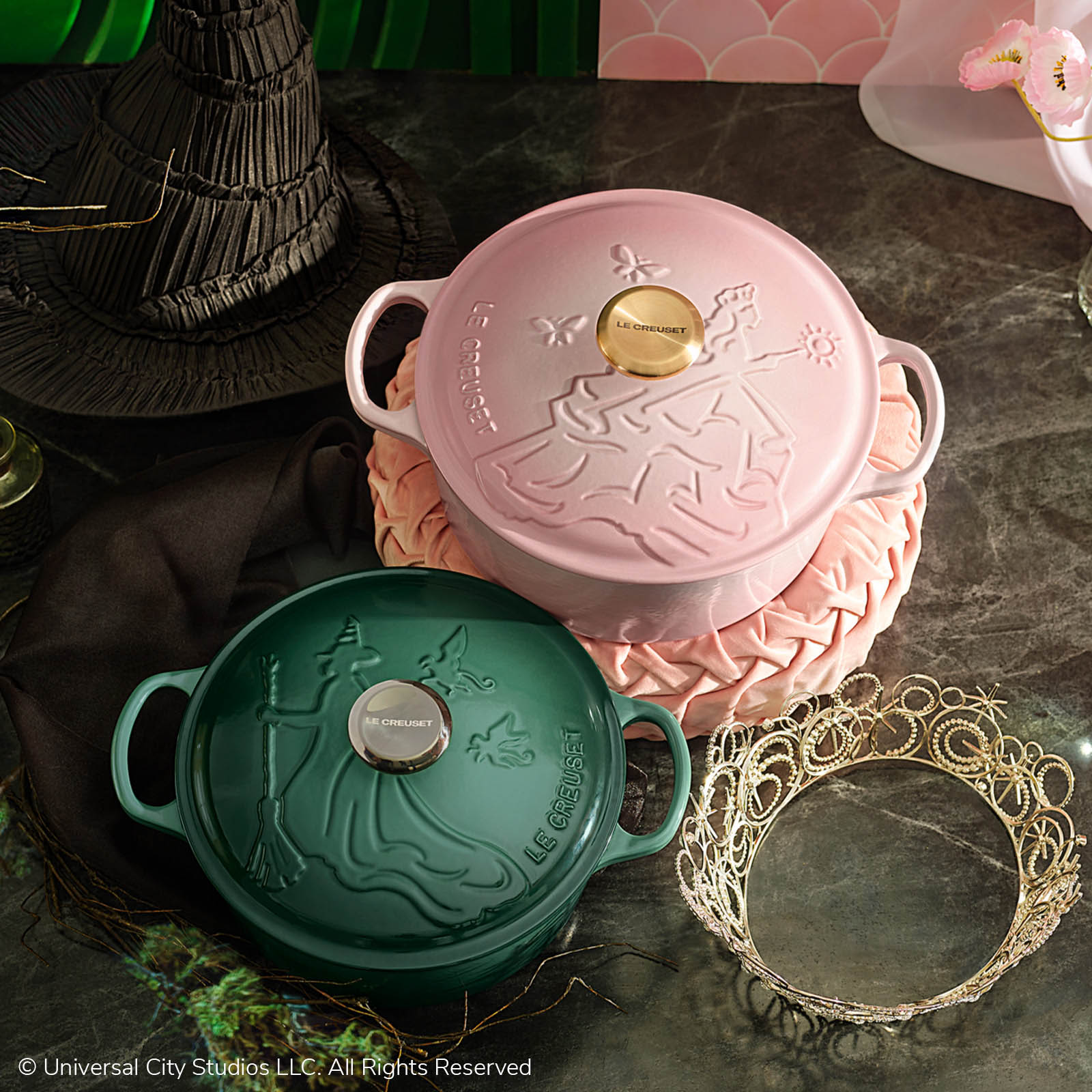 Wicked Collection Signature Round Oven with Elphaba Relief image number 5