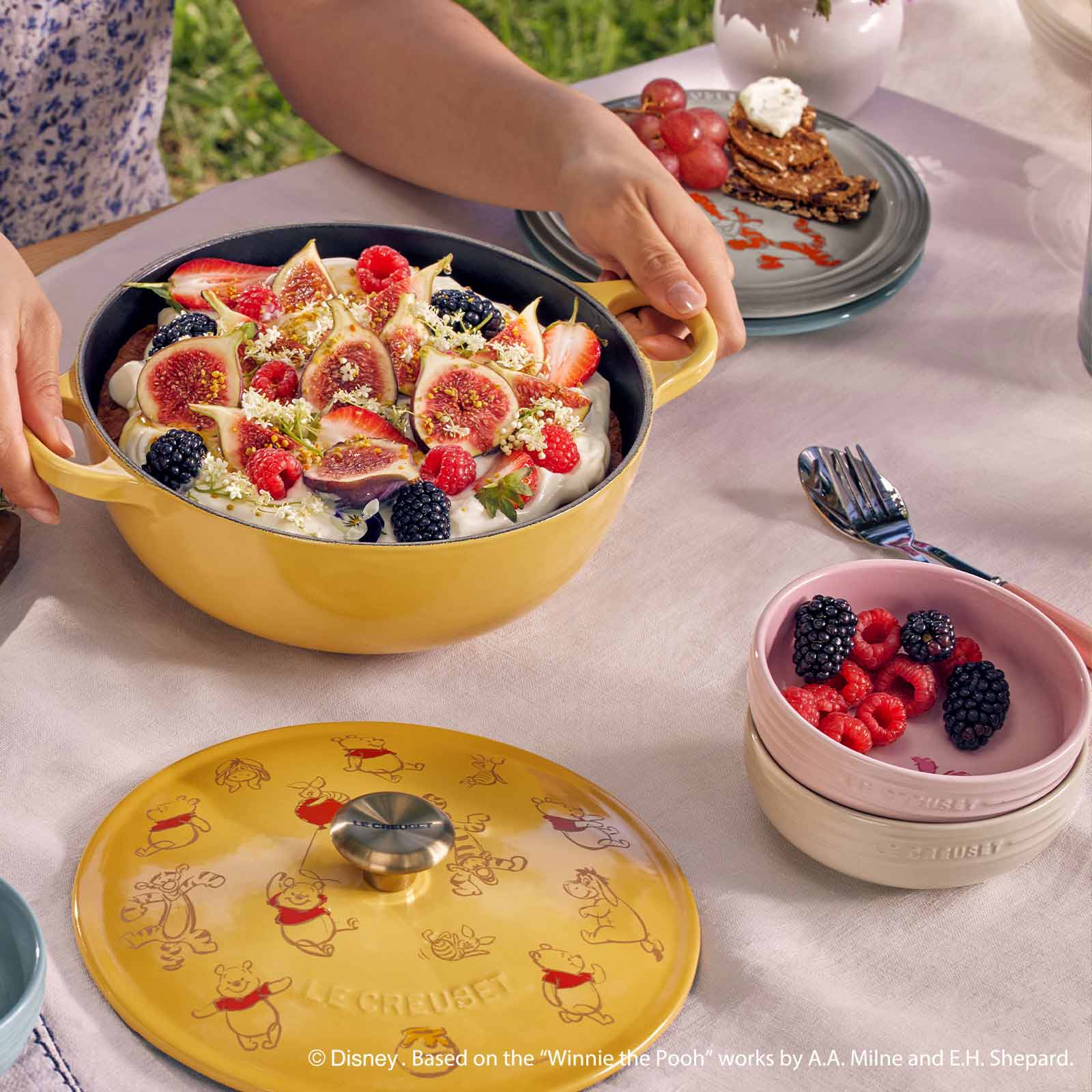 Set of 4 Winnie the Pooh Manila Round Plate image number 9