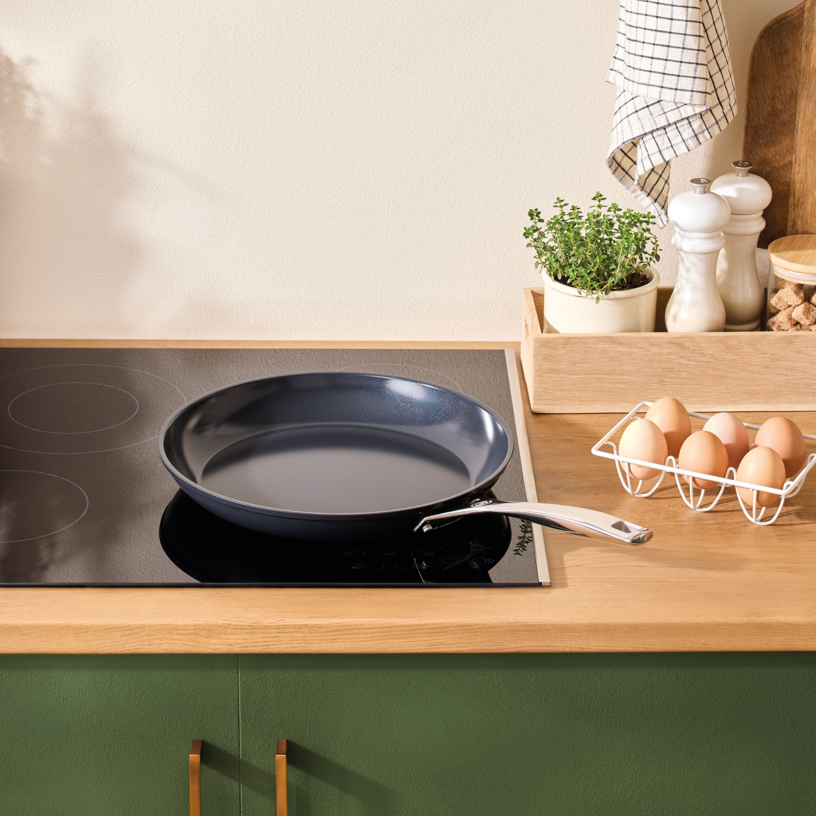 Essential Non Stick Cookware Frying Pan image number 6