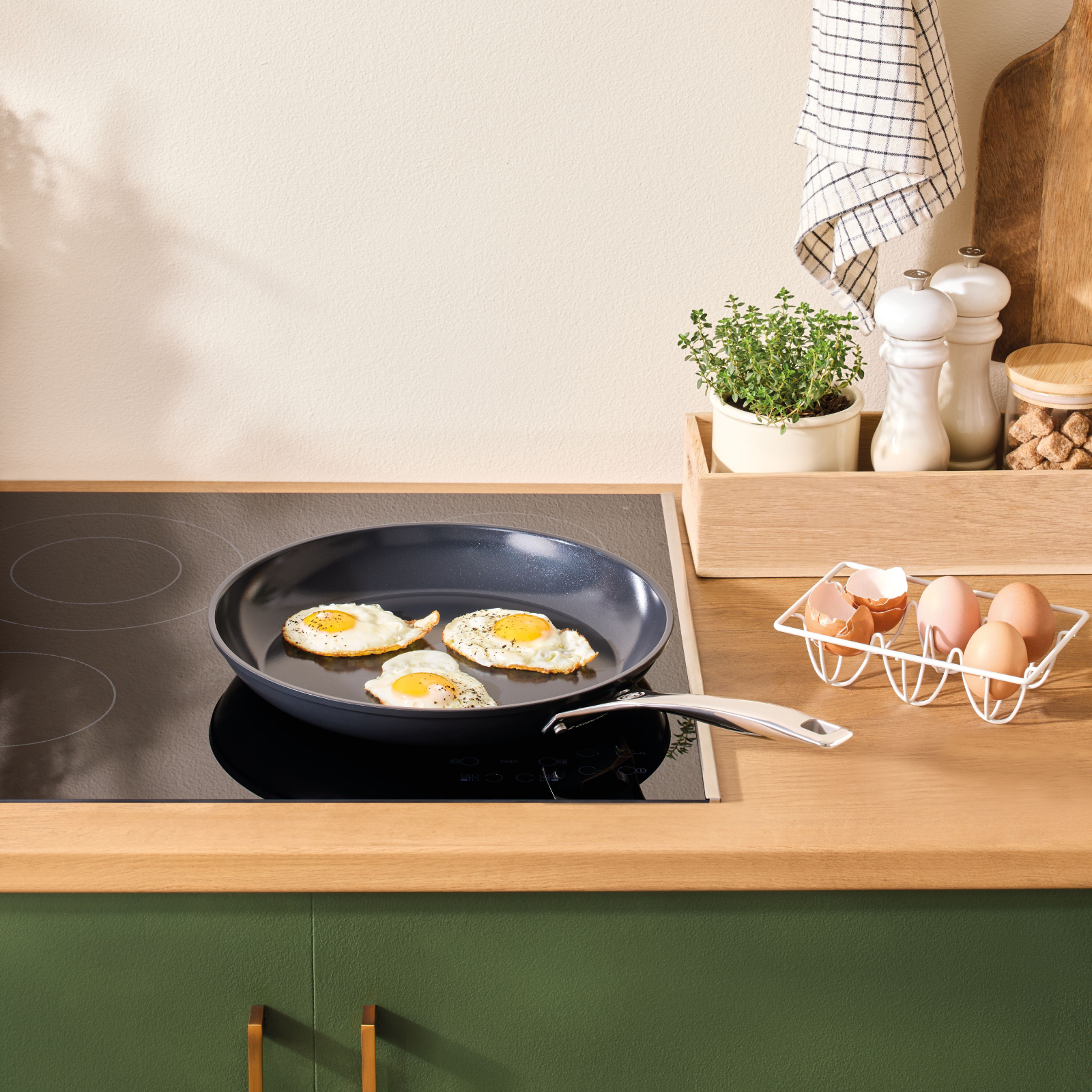 Essential Non Stick Cookware Frying Pan image number 7