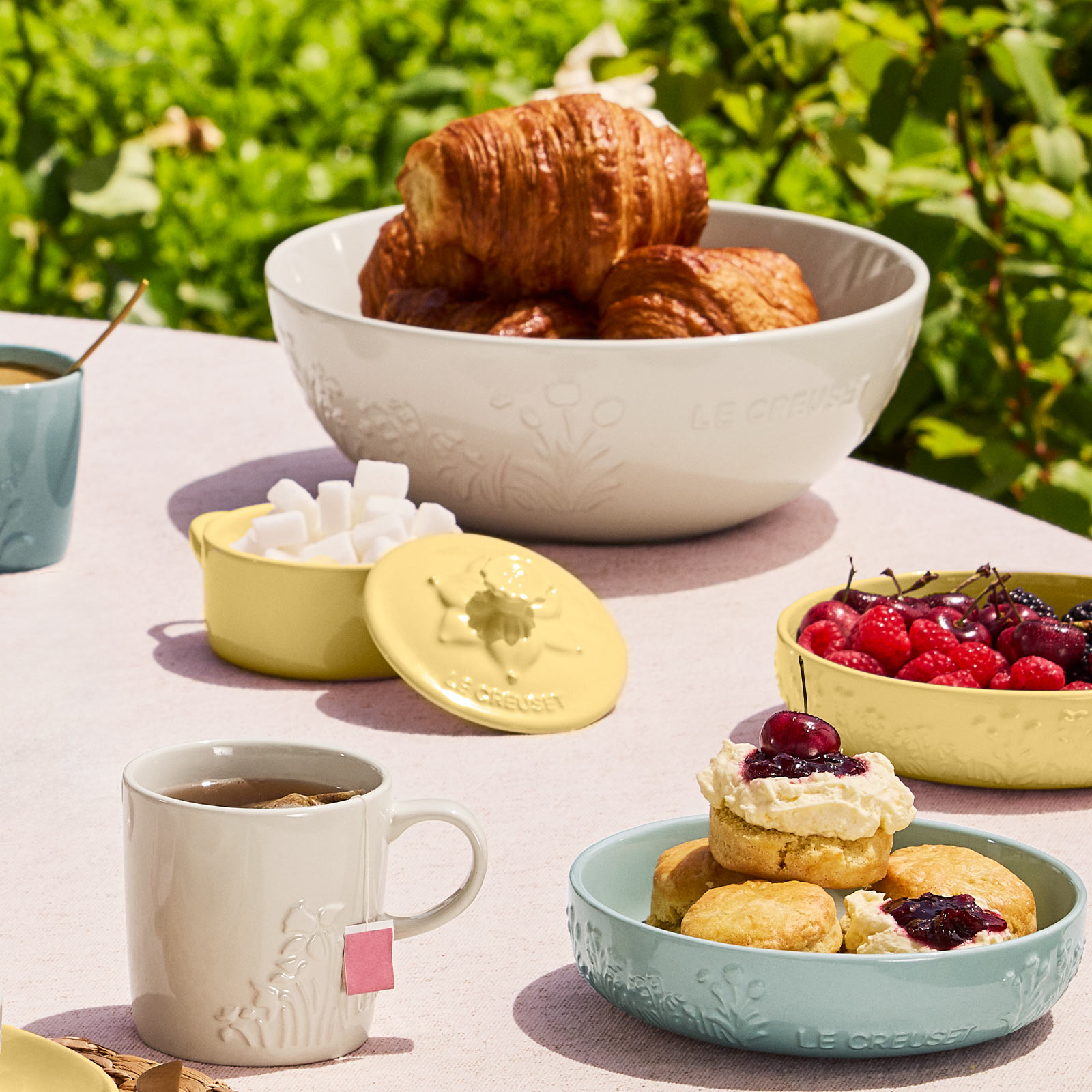 Jardin Relief Classic Round Mini Cocotte image number 6