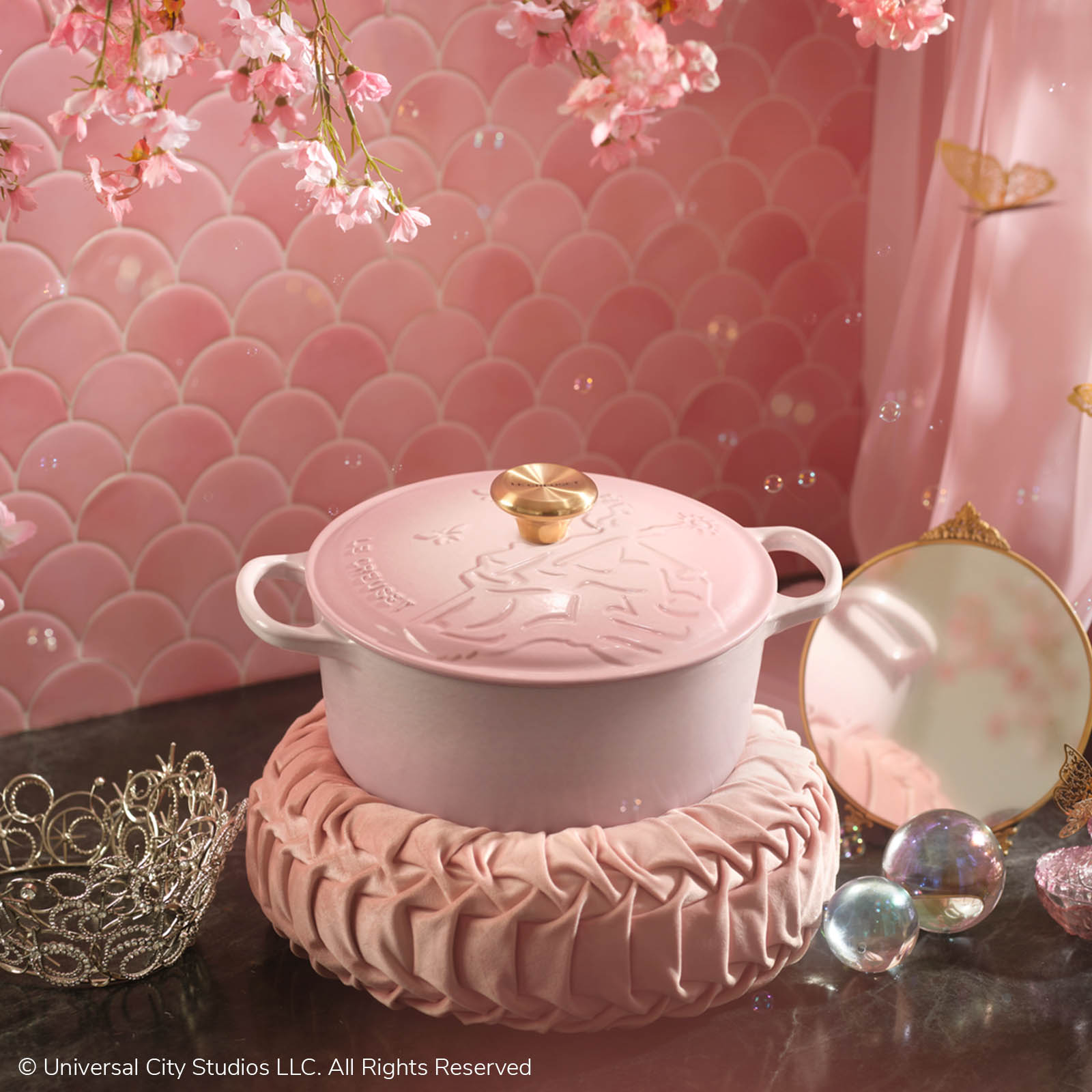 Wicked Collection Signature Round Oven with Glinda Relief image number 6