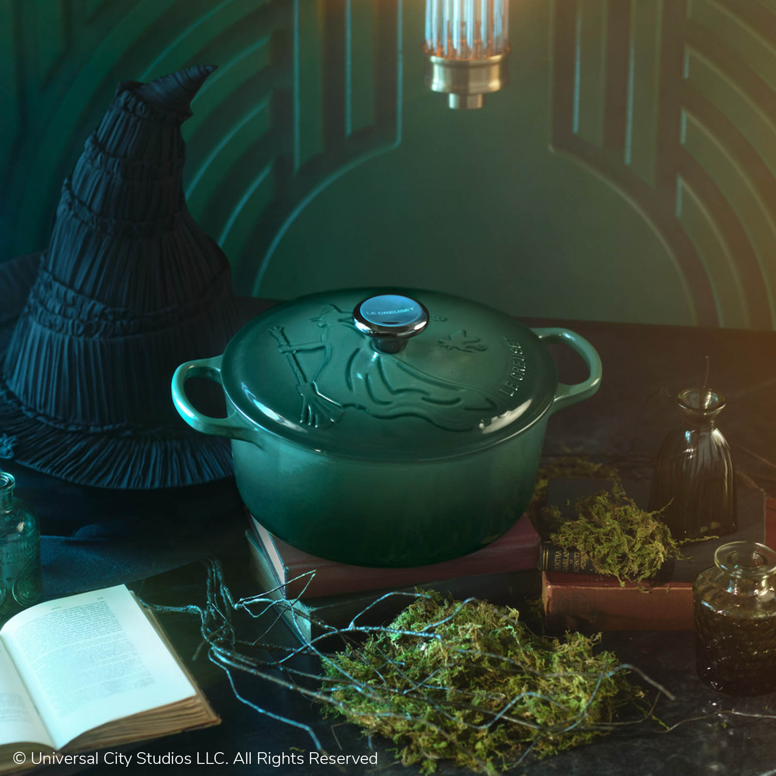 Wicked Collection Signature Round Oven with Elphaba Relief image number 6