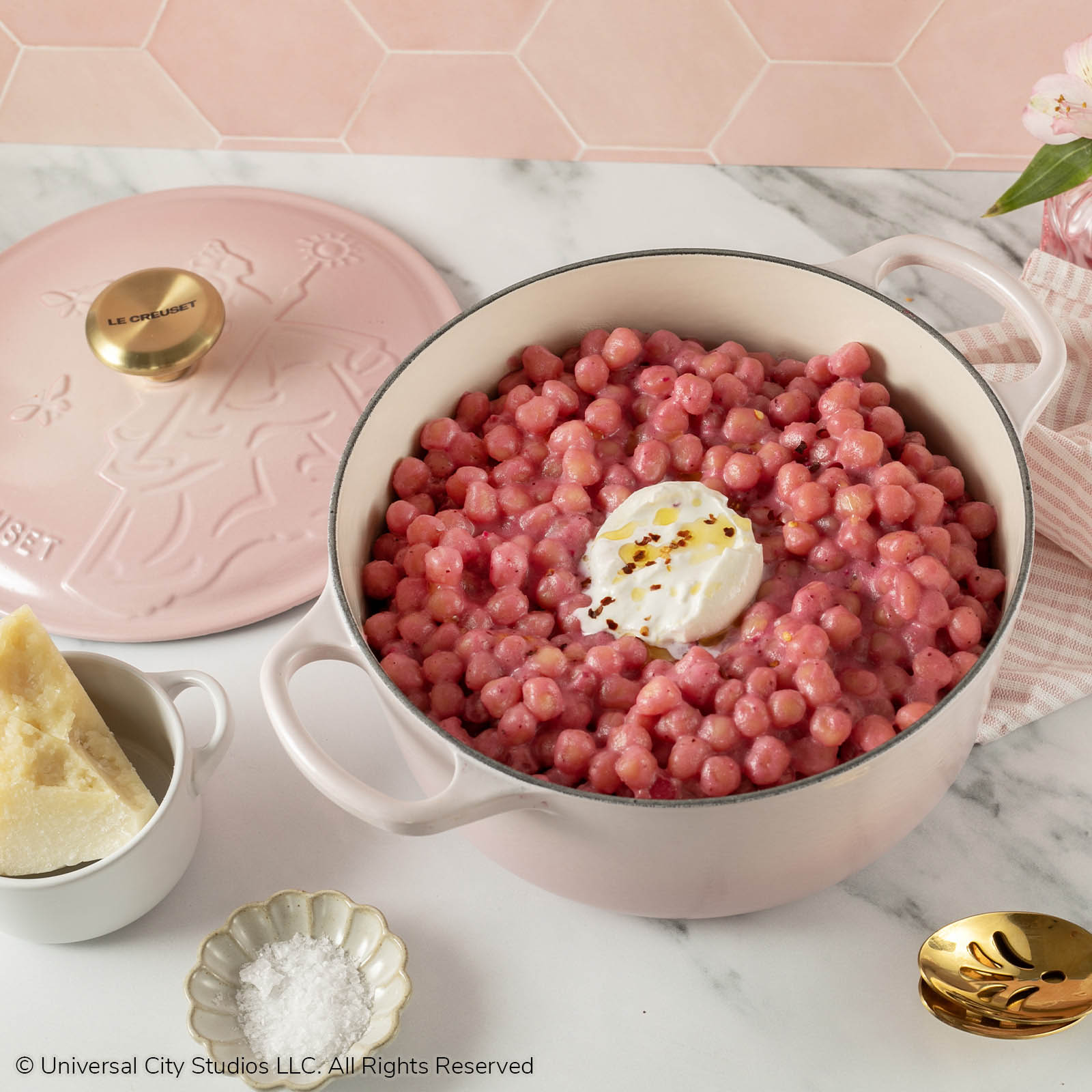 Wicked Collection Signature Round Oven with Glinda Relief image number 7