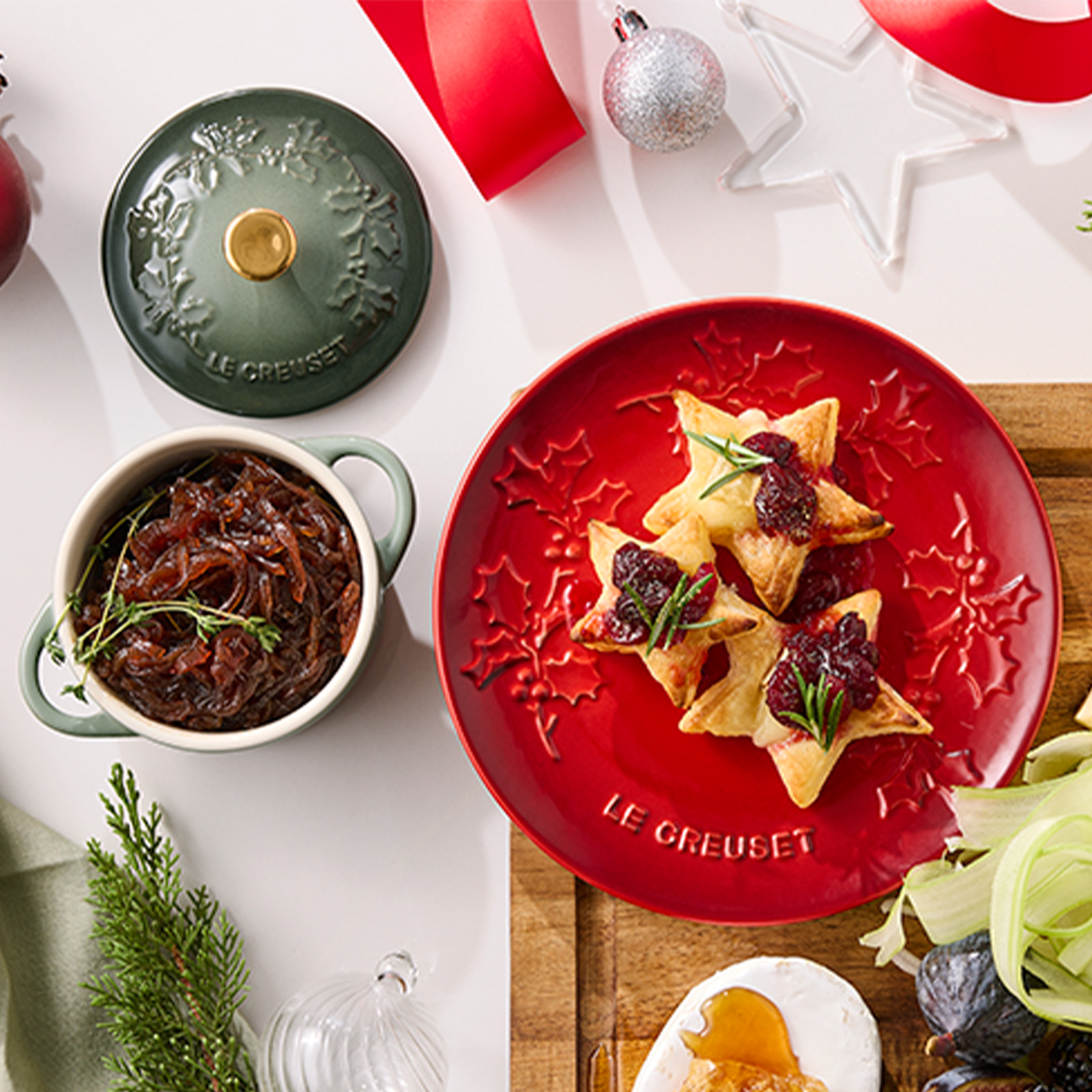 Holly Relief Stoneware Classic Round Mini Cocotte image number 5